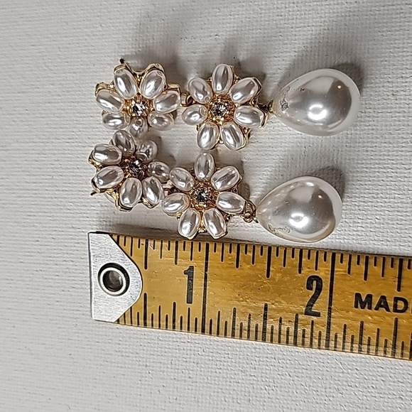 nOir Pearl Floral 3-Tier Dangle Drop Statement Earrings - Picture 4 of 8